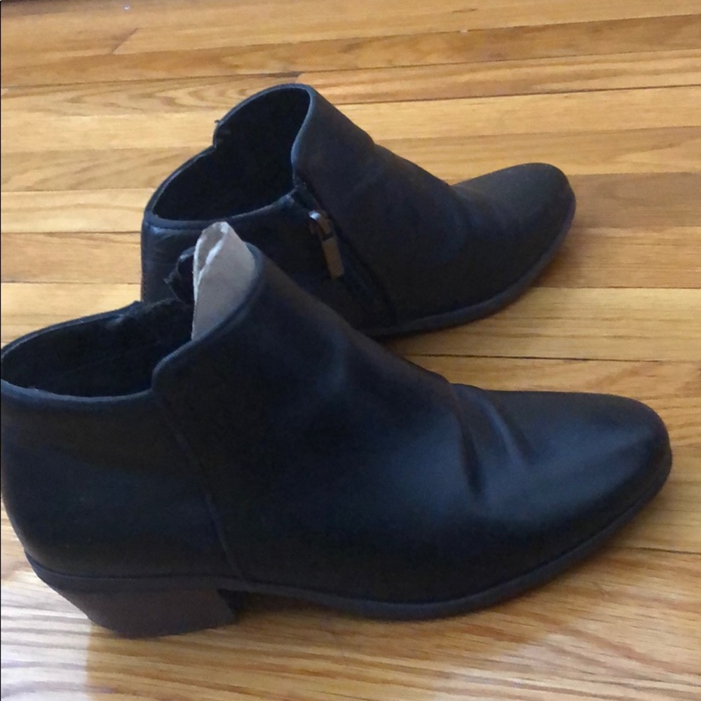 Crown Vintage Black Leather Ankle Booties; 6M